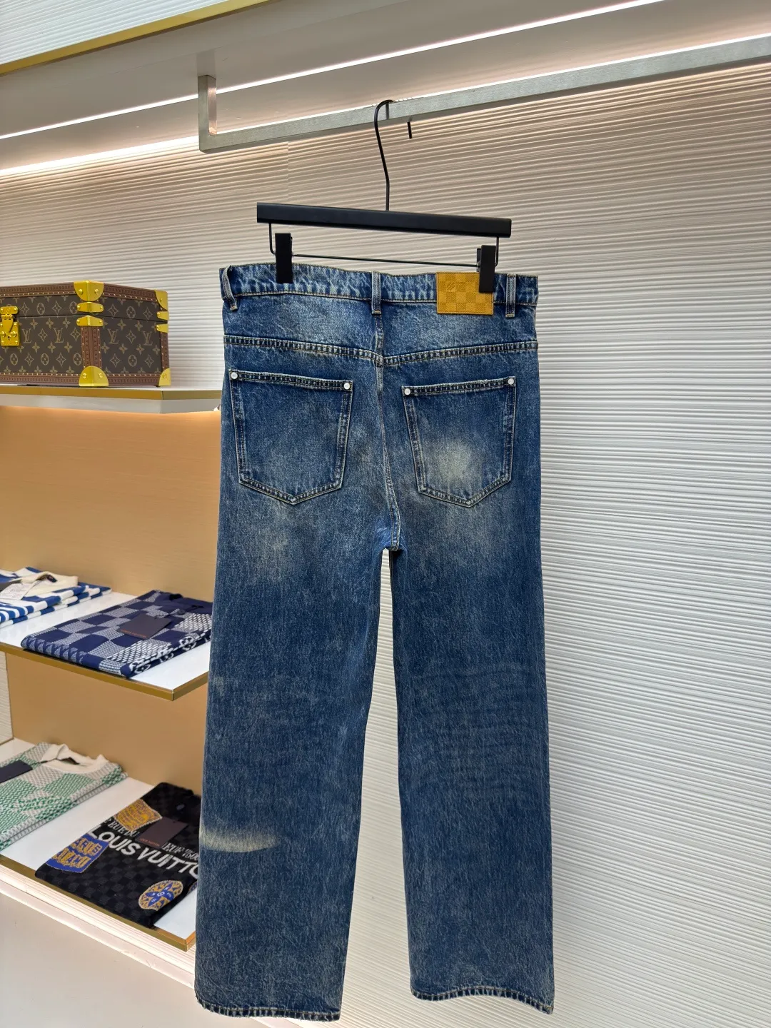 LOUIS VUITTON sun-faded jeans ●Authentic product: purchased and developed for 14800 ●Item number: 1680025-B45 ●Material: denim denim ●Technology: sun-faded ●Version: fitted version ●Size: 30-32-34-36 ●Weight: about 760g ●Description: Classic blue, aged and faded, full of retro tones, like something out of a 90s fashion magazine. Wear it, casual and comfortable, full of relaxation, and easily create a fashionable atmosphere. The fabric is soft and elastic, allowing you to move freely while wearing it, and it will carry the wind when you walk. The three-dimensional tailoring fits the shape of the legs, hides the flesh and makes the legs straight, and can be controlled by both pear-shaped and rectangular figures. The overall wiring is straight and delicate, the fabric is comfortable and soft, and the color is consistent without color difference. It can be matched with the same style to create a fashionable look and control various occasions. Customized accessories, complete with three standards, same style for men and women!